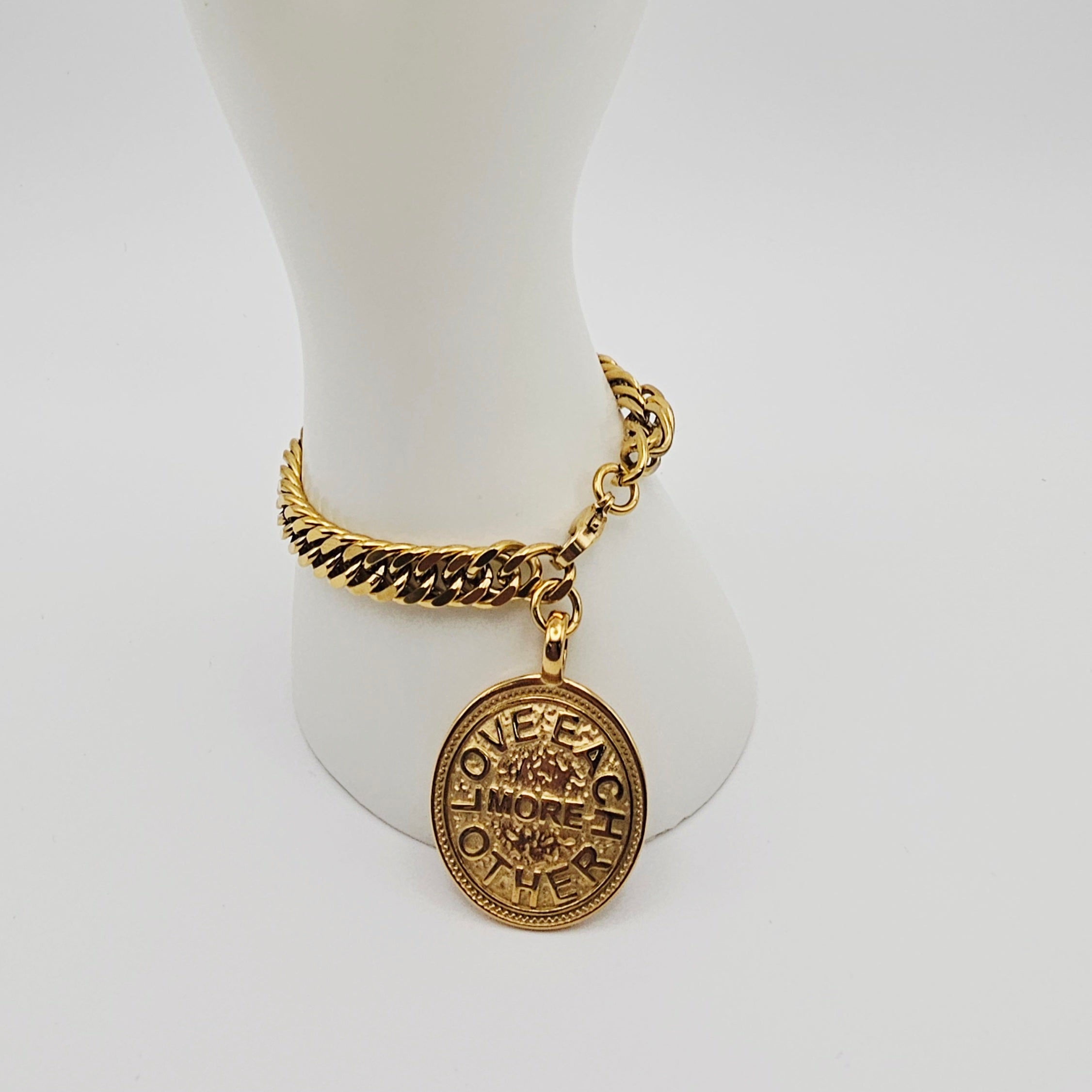 BOLD MEREDITH STATEMENT BRACELET IN GOLD