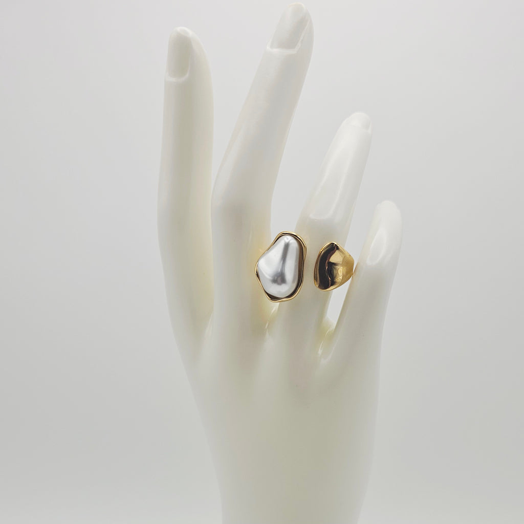 ADDISON MODERN GOLD AND PEARL RING WATER RESISTANT