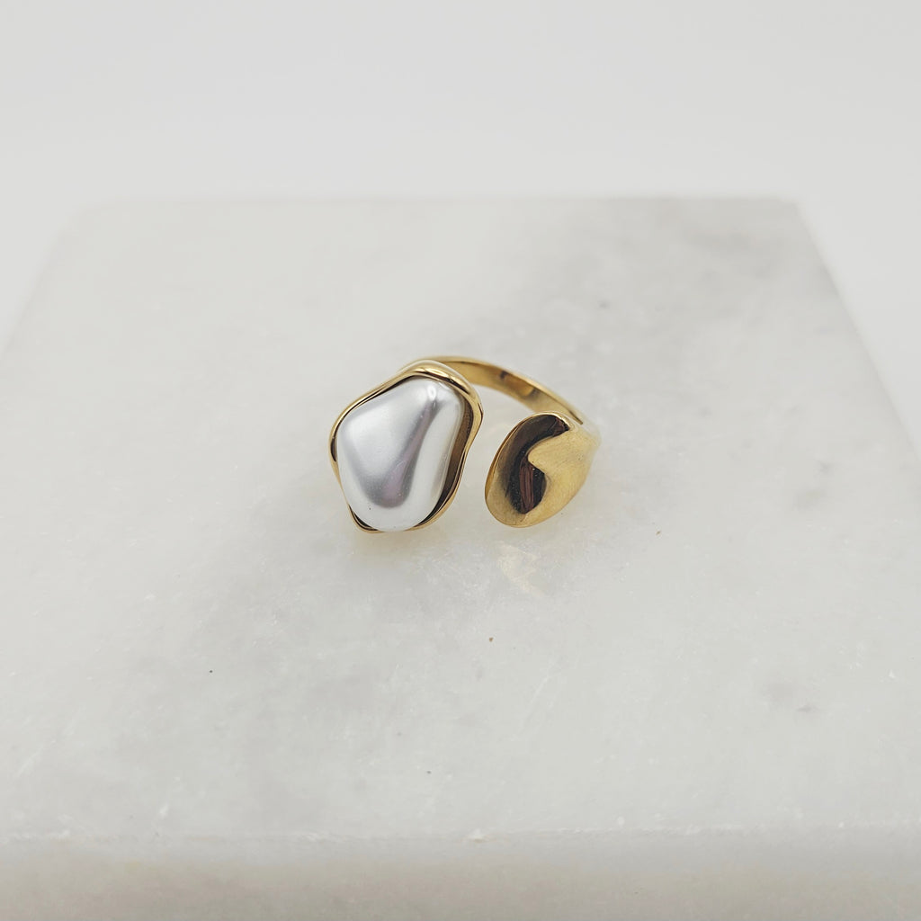 ADDISON MODERN GOLD AND PEARL RING WATER RESISTANT