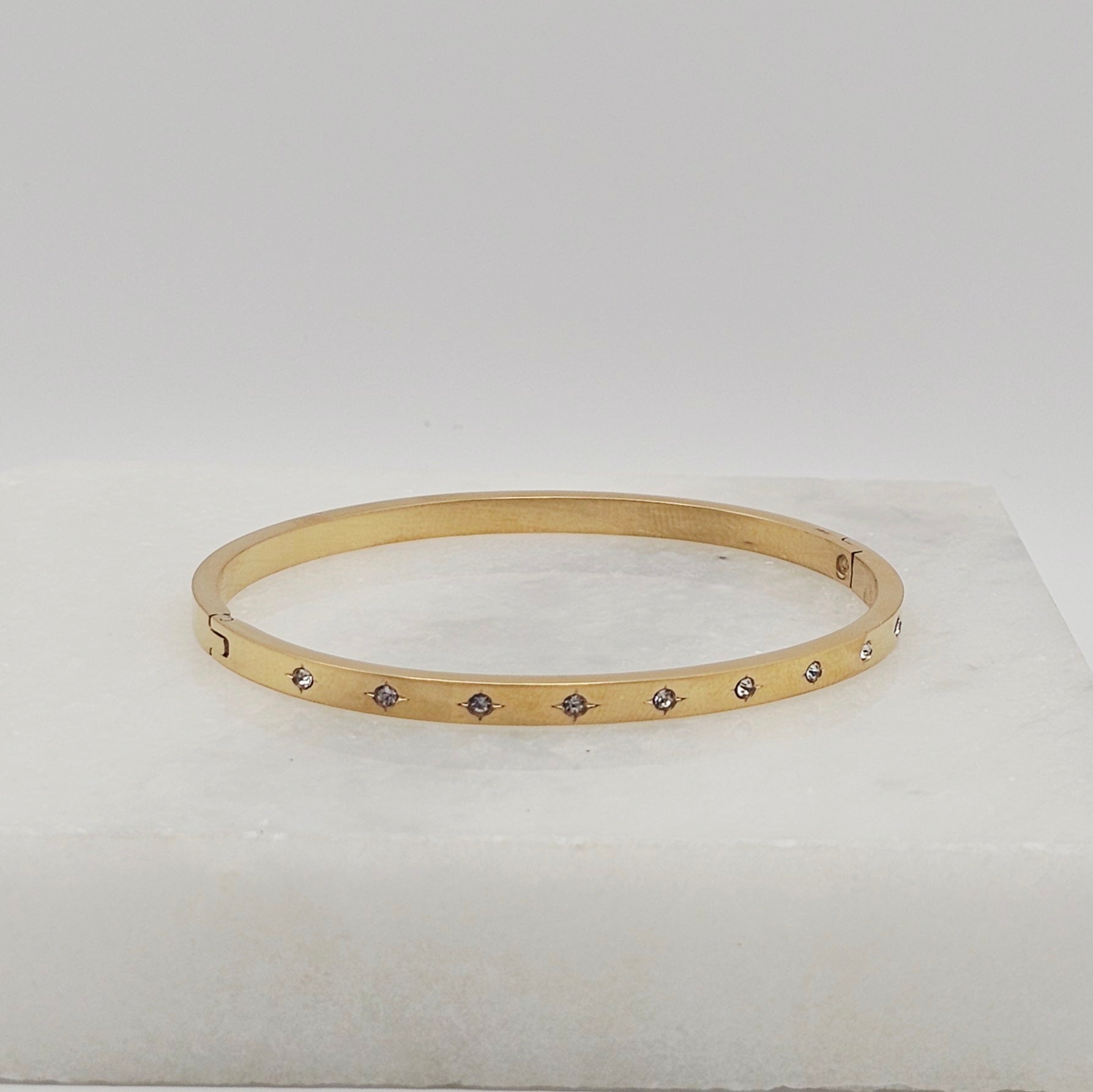 LUCY ELEGANT GOLD BRACELET STACKABLE