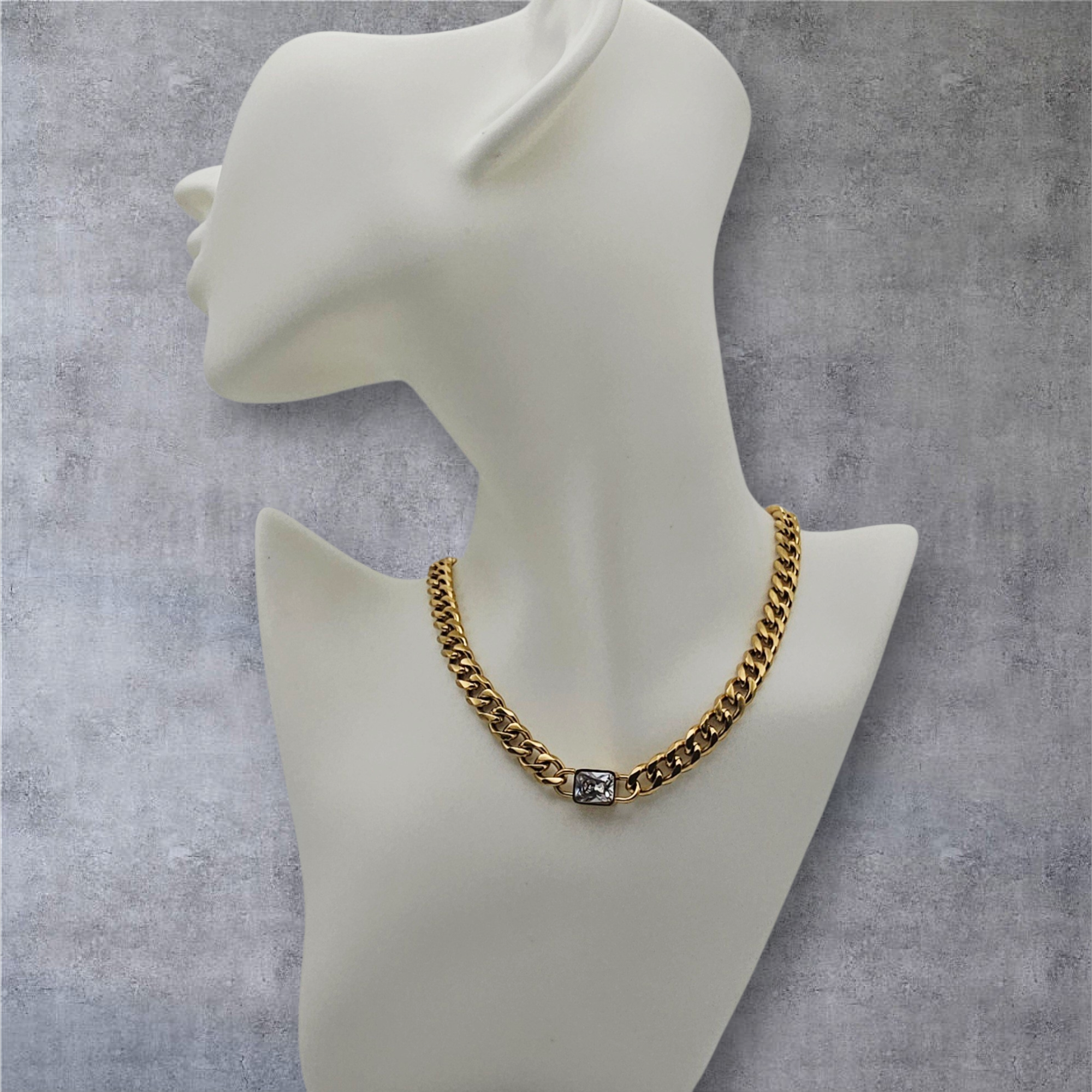 CHAIN-LINK NECKLACE WITH DIAMOND PENDANT WATER RESISTANT