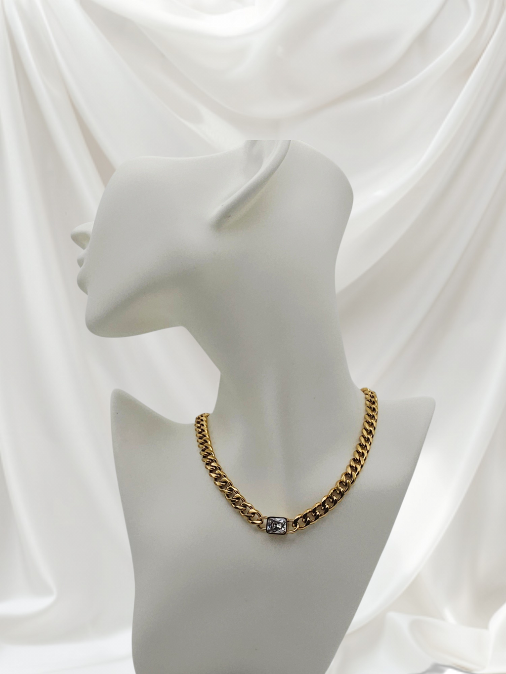 CHAIN-LINK NECKLACE WITH DIAMOND PENDANT WATER RESISTANT